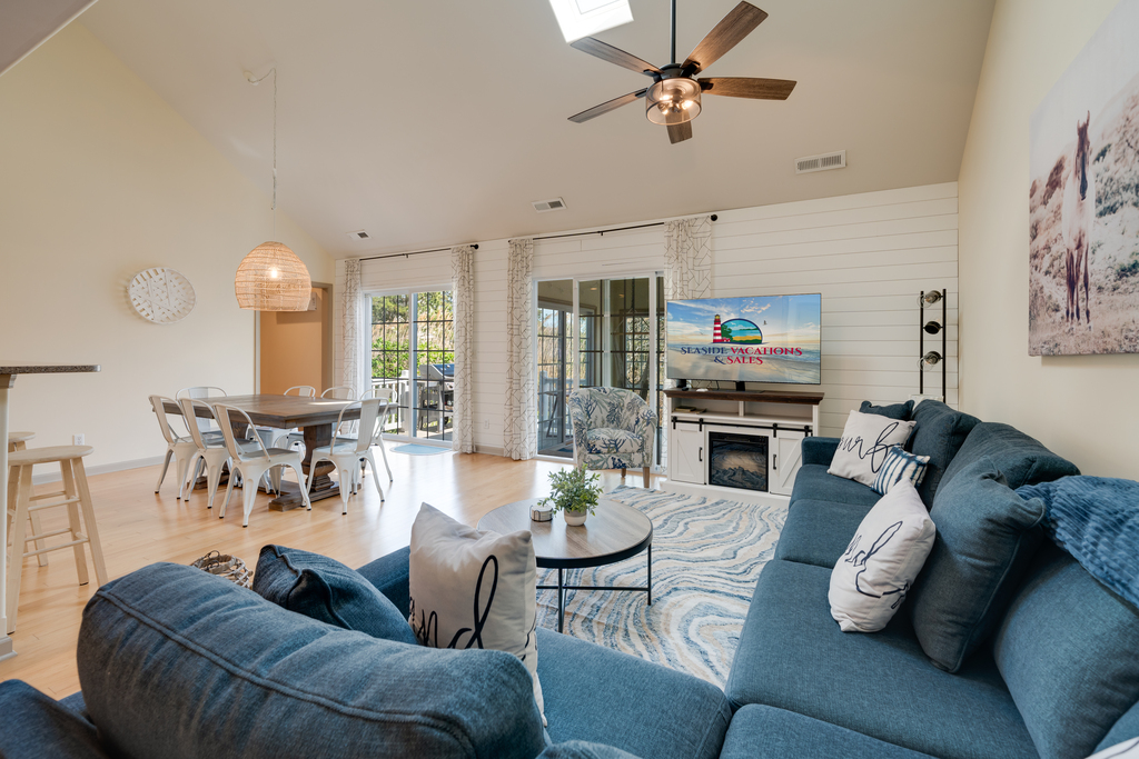 Dressed in beachy blues, MoManna is beautifully updated!