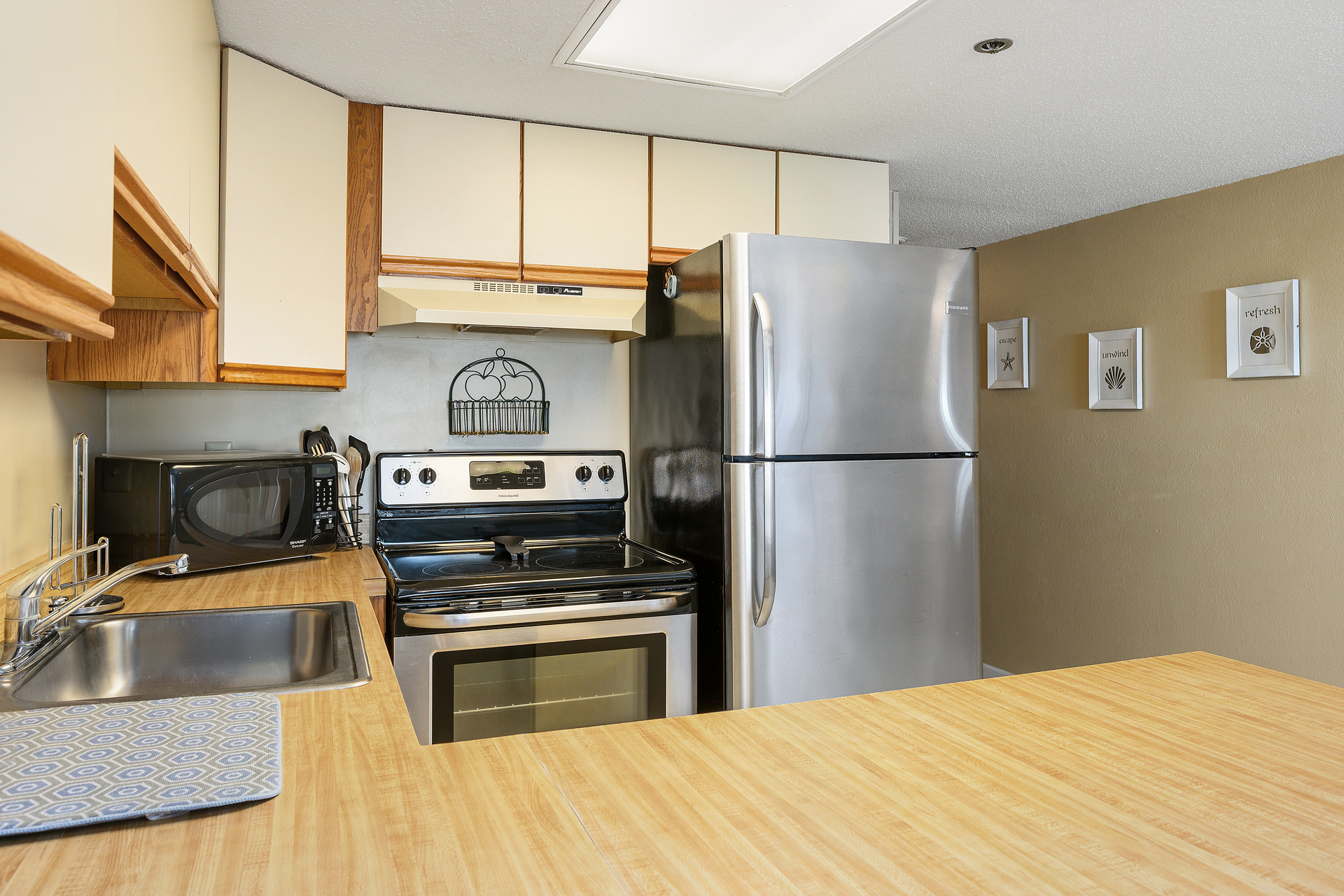 Whether it's a quick breakfast before the beach or a full dinner in, meal-time is no problem in this well-equipped kitchen