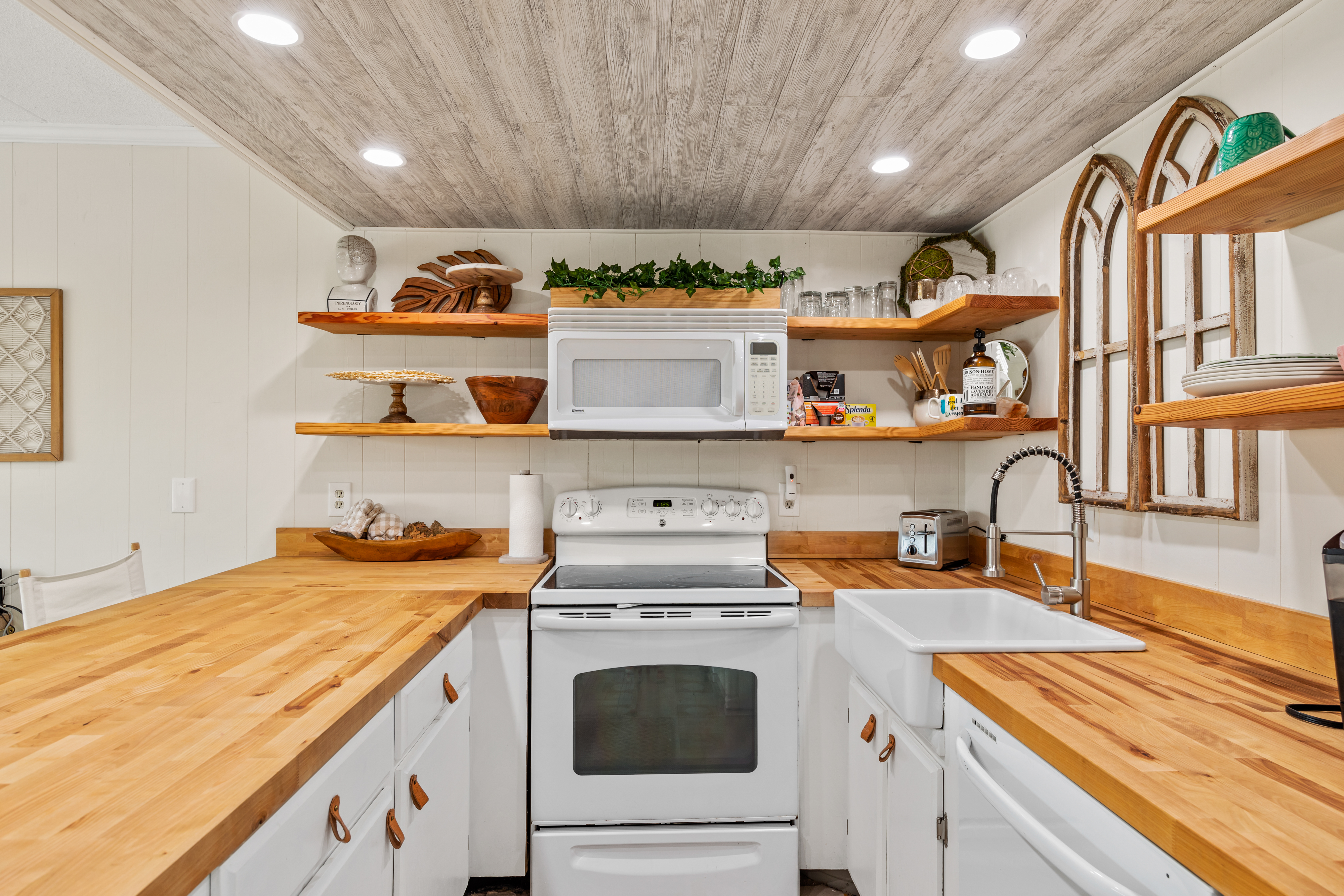 Full Size Appliances and all the conveniences of Home, right at your fingertips!