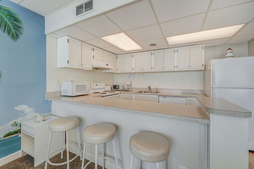 Grab a quick bite at the Breakfast Bar before hitting the Beach!