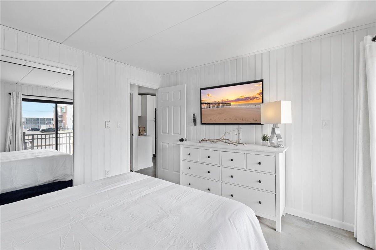 Sink into Bed & enjoy the Flat Screen TV