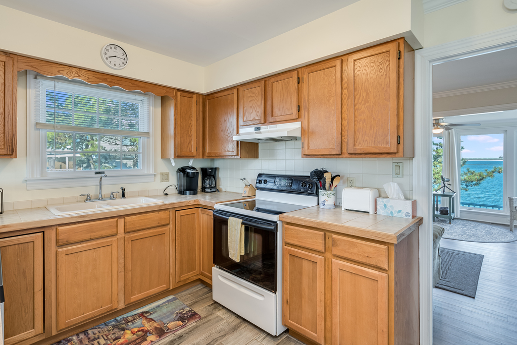 Sea Breeze sleeps 6 in comfort and style.