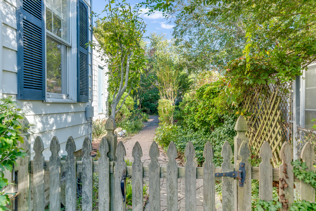 Open the gate and enjoy your Oasis on Main!