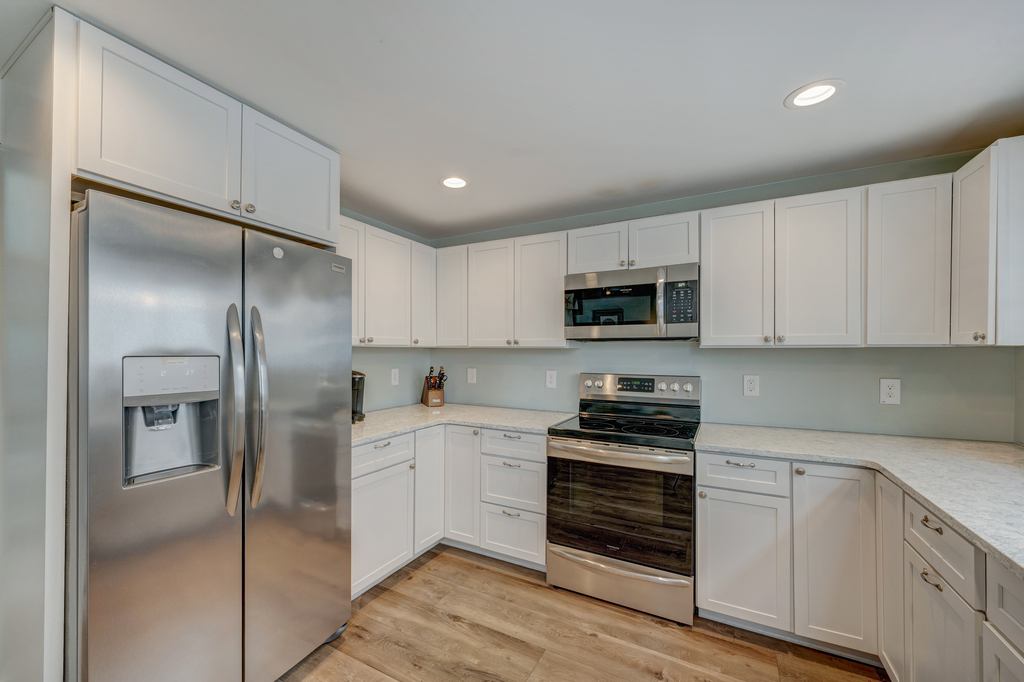 Dine in or wander to one of many great dining venues nearby.