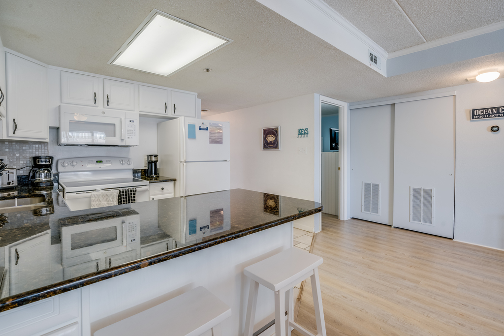 Grab a quick bite to eat before the beach at the nice granite top breakfast bar.