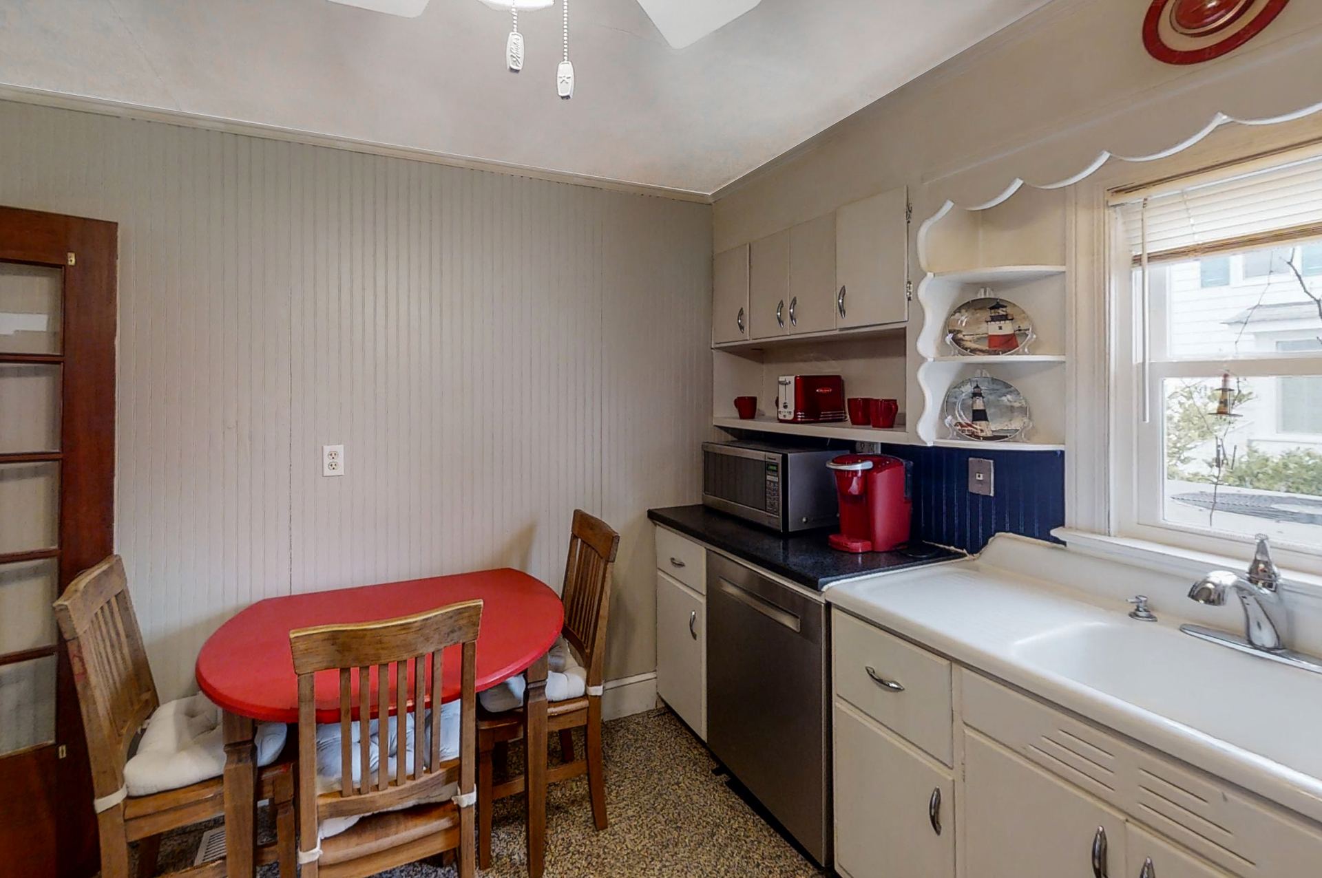 Kitchen Breakfast Nook for a quick bite before hitting the Beach.