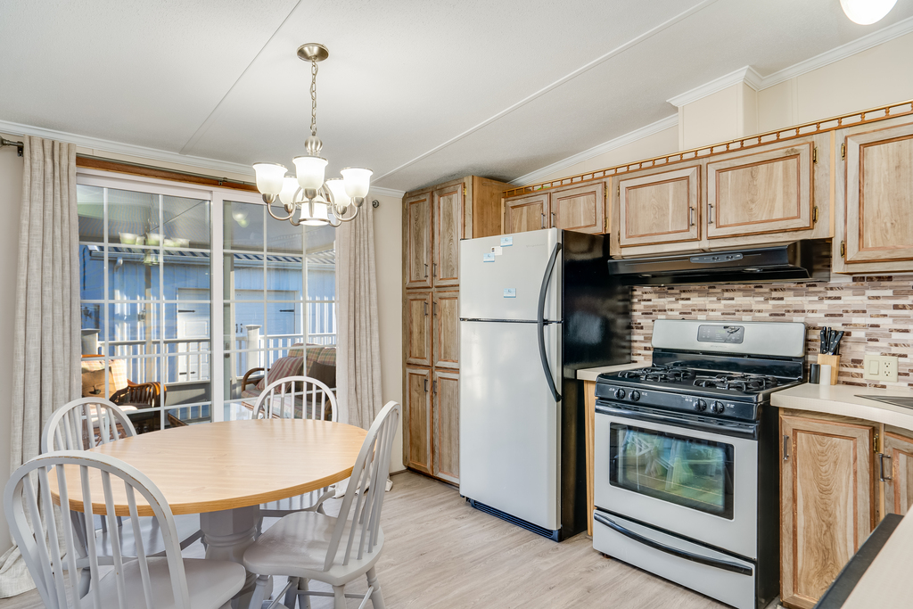 Gorgeous Well-Stocked Kitchen has all you need to make mealtime a bay breeze.