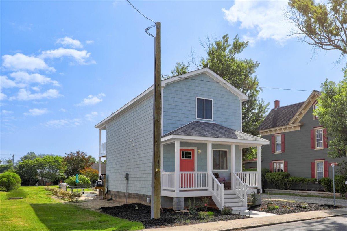 The Salty Crab sits on Church Street - a short stroll to the Farmers Market and Historic Downtown Main Street.