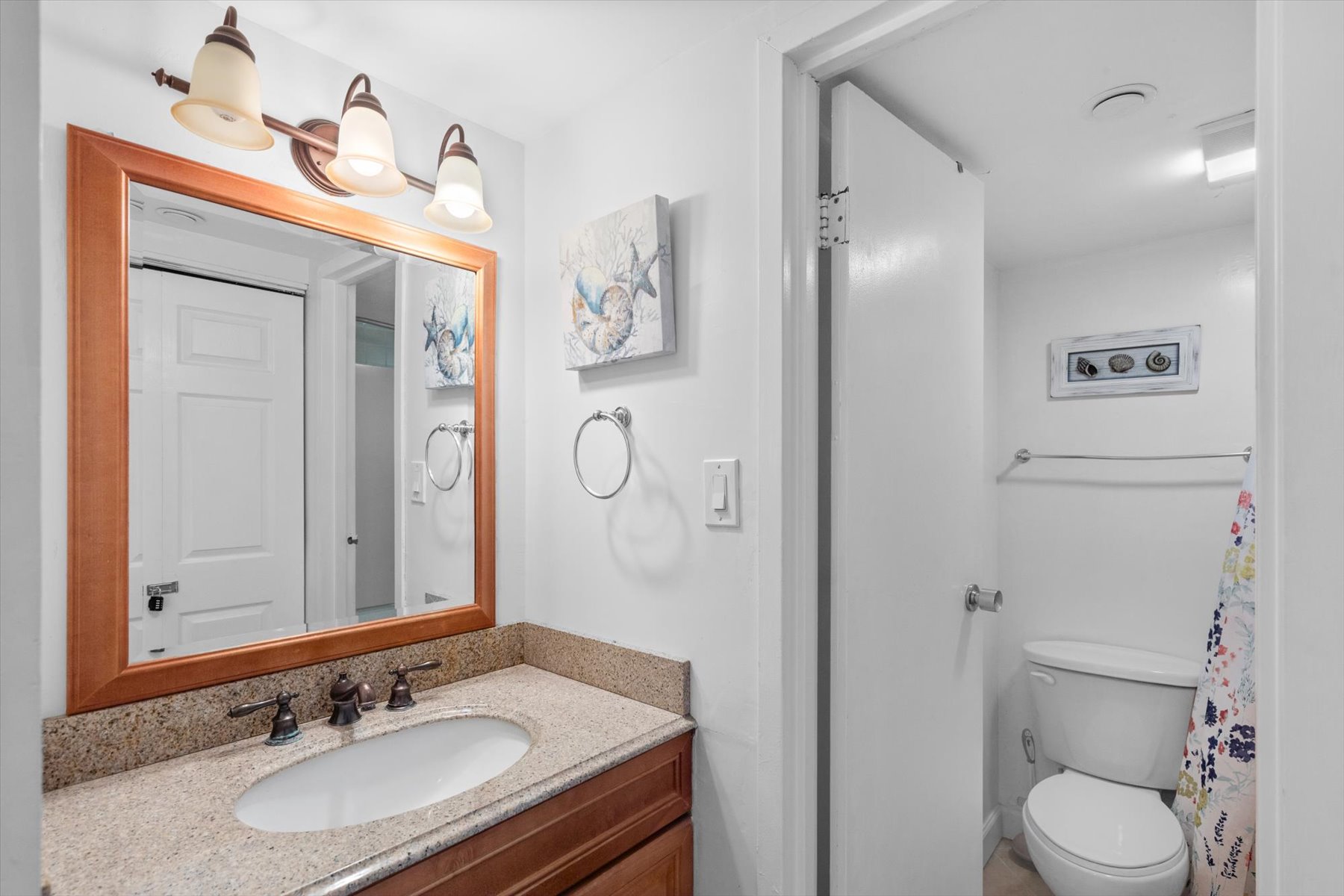 Full bathroom for your convivence on the second floor.