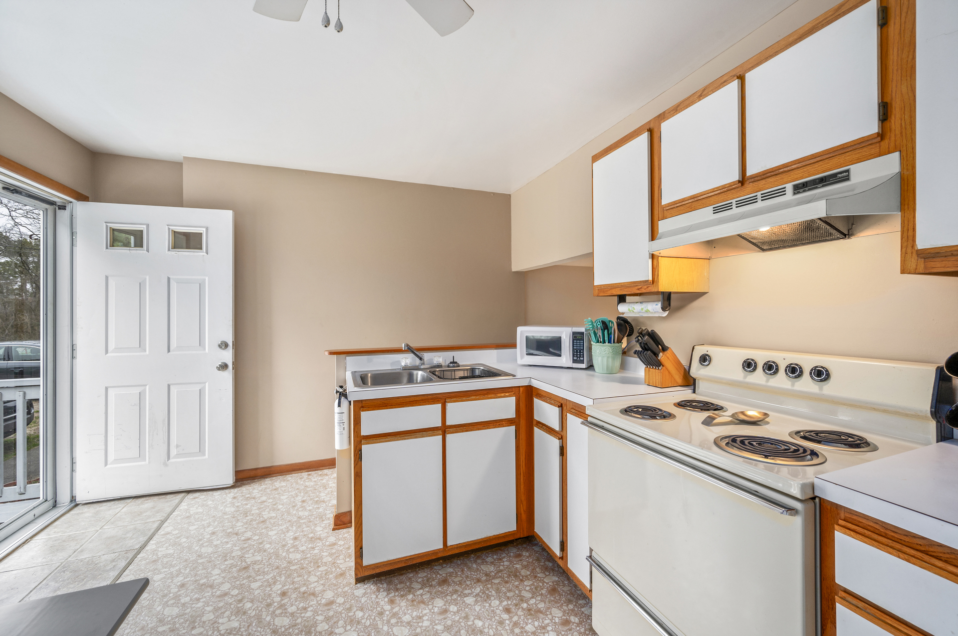 Fishhook Hideway is close to shops, dining, and the Beach!