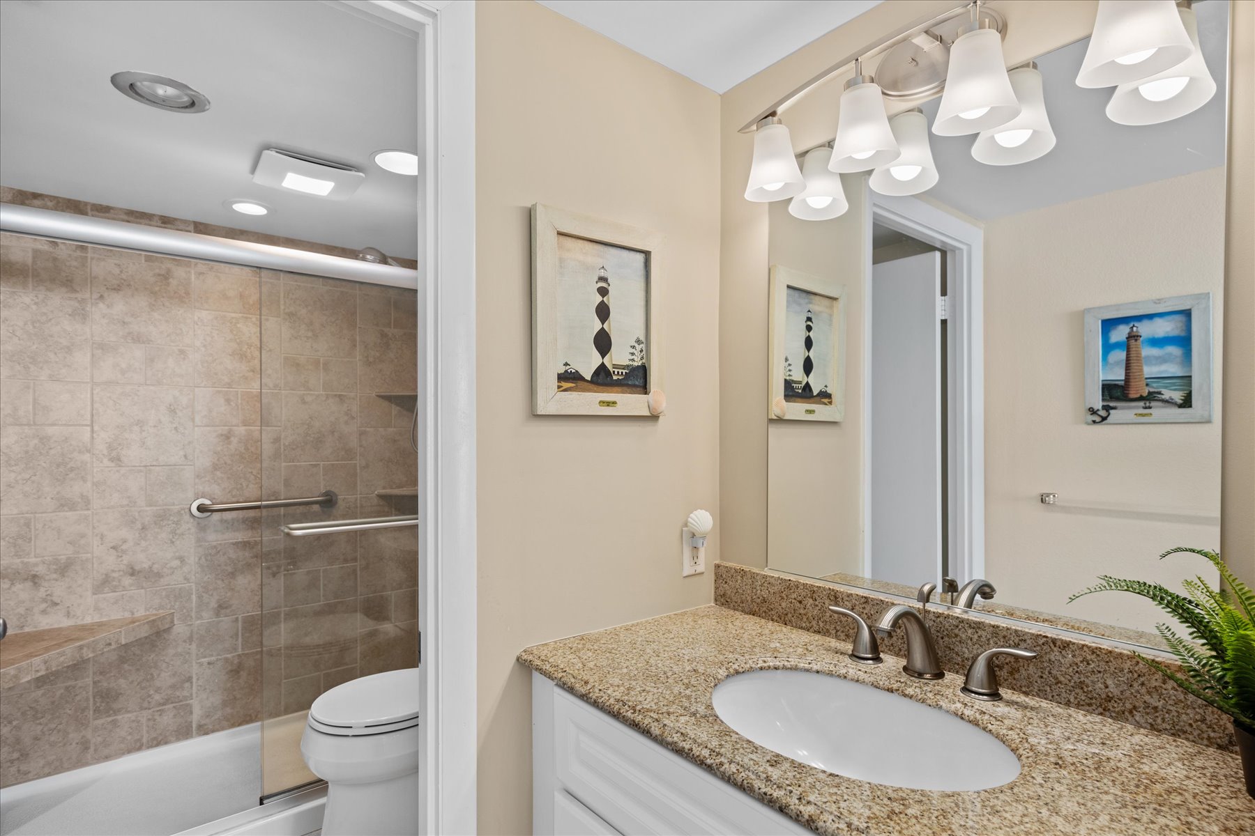 The Primary features an en-suite Full bath!