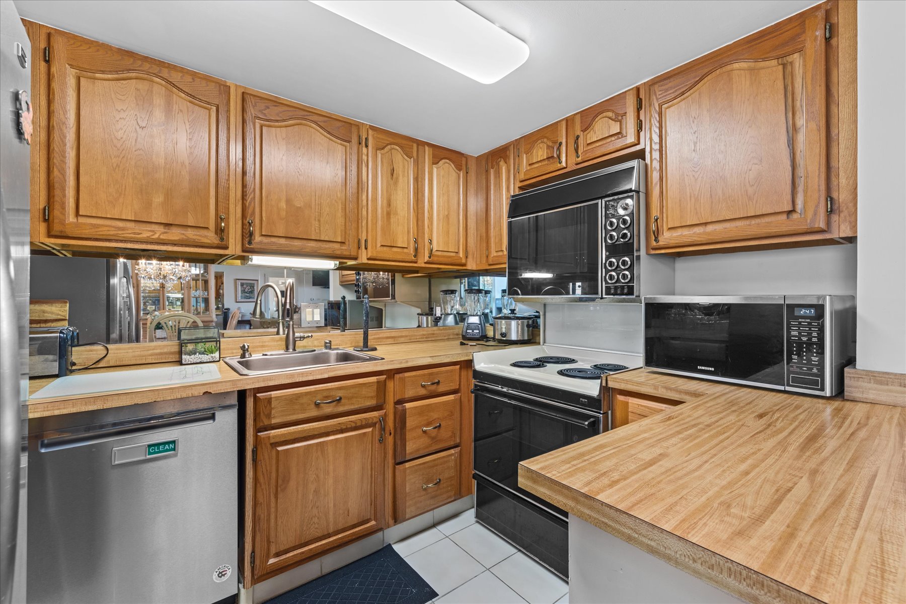 The home Chef will love this fully equipped Kitchen.