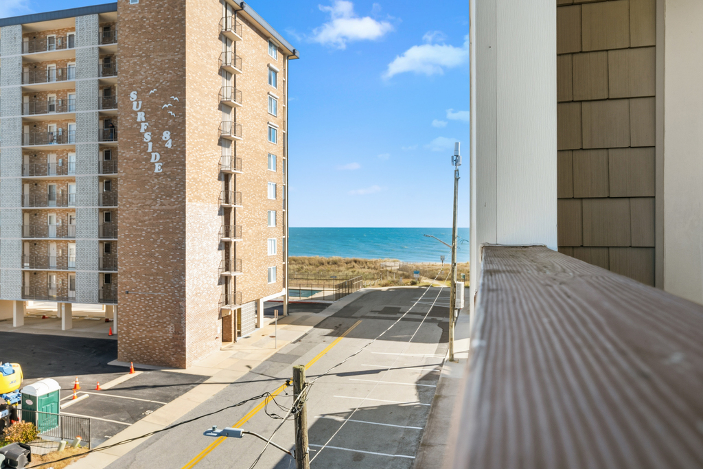 Just a short stroll to the beach and comfortably sleeps a family of 6!