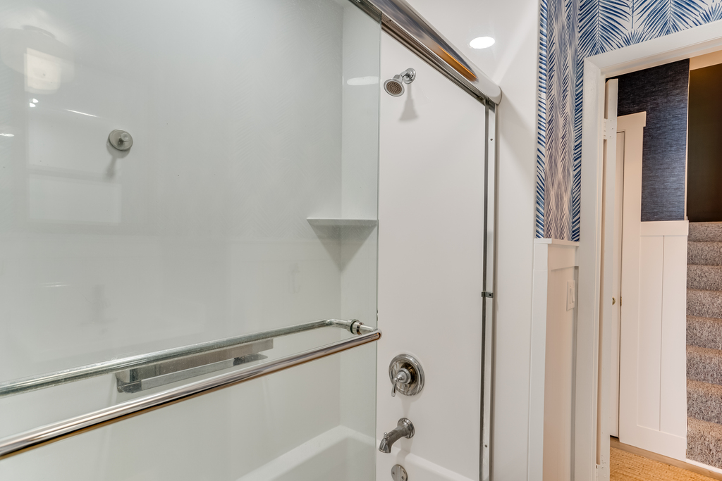 Full Bath 1 has a Tub/Shower Combo.