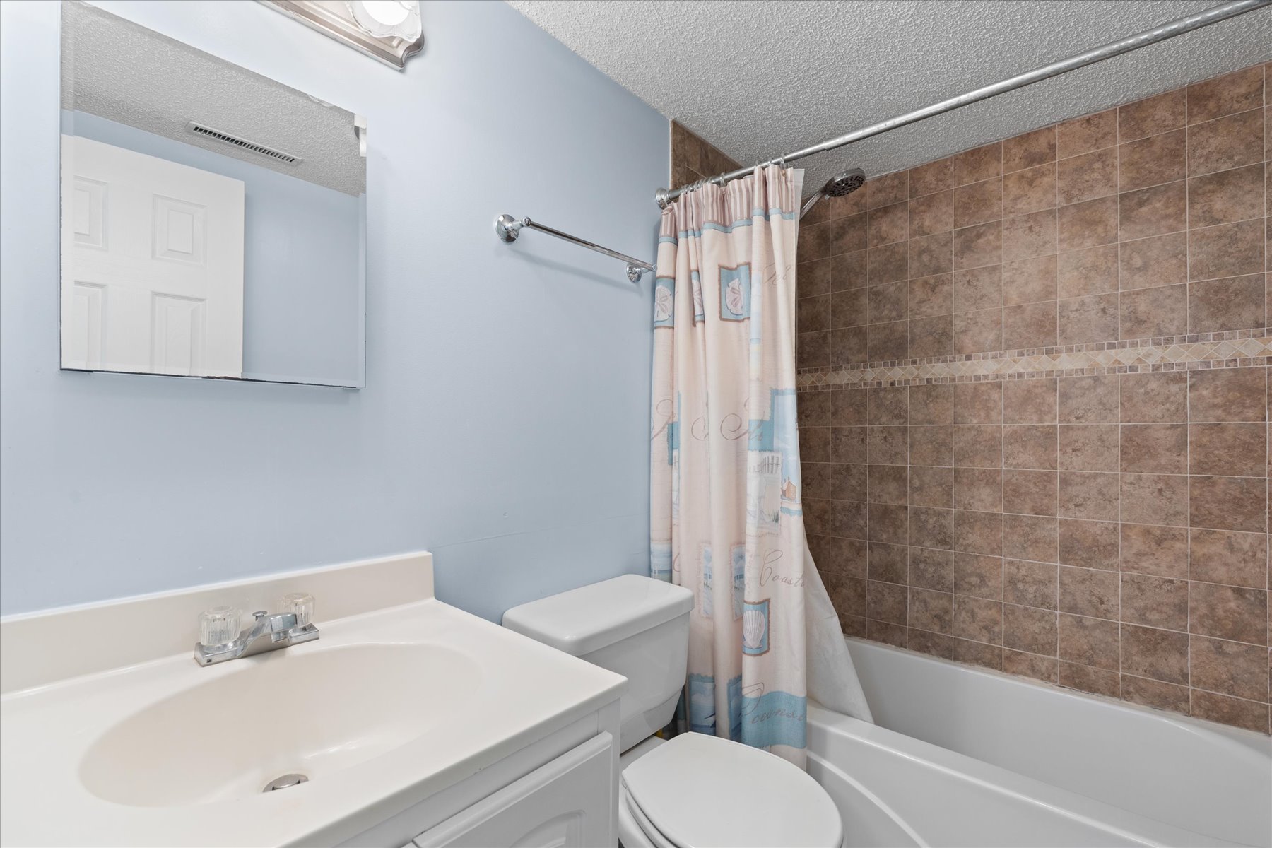 The Full shared bathroom.