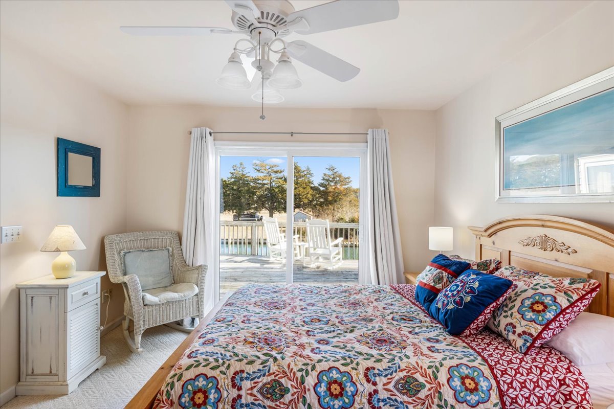 Comfy Queen Bed and lovely Water Views.