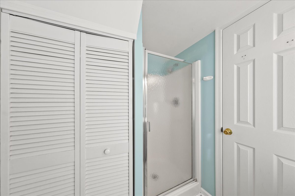 Full Bath 1 has a Walk-in Shower only.