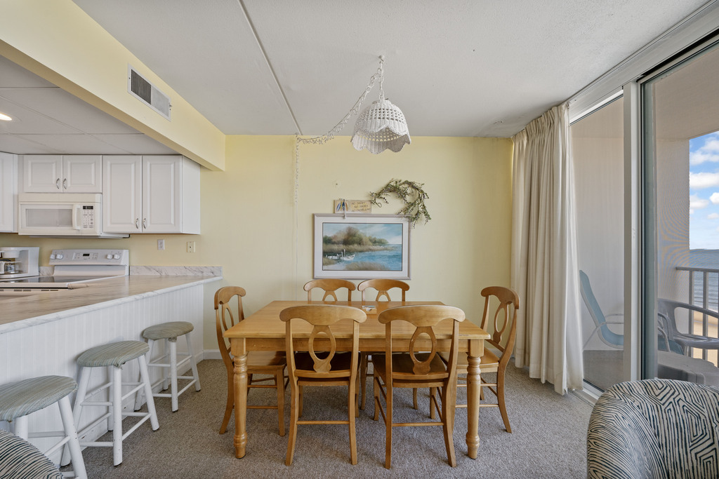 Plenty of seating for 6 at the dining room table!