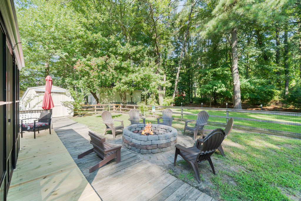 Slack Tide has a fabulous Fenced-in Backyard for the family dog.