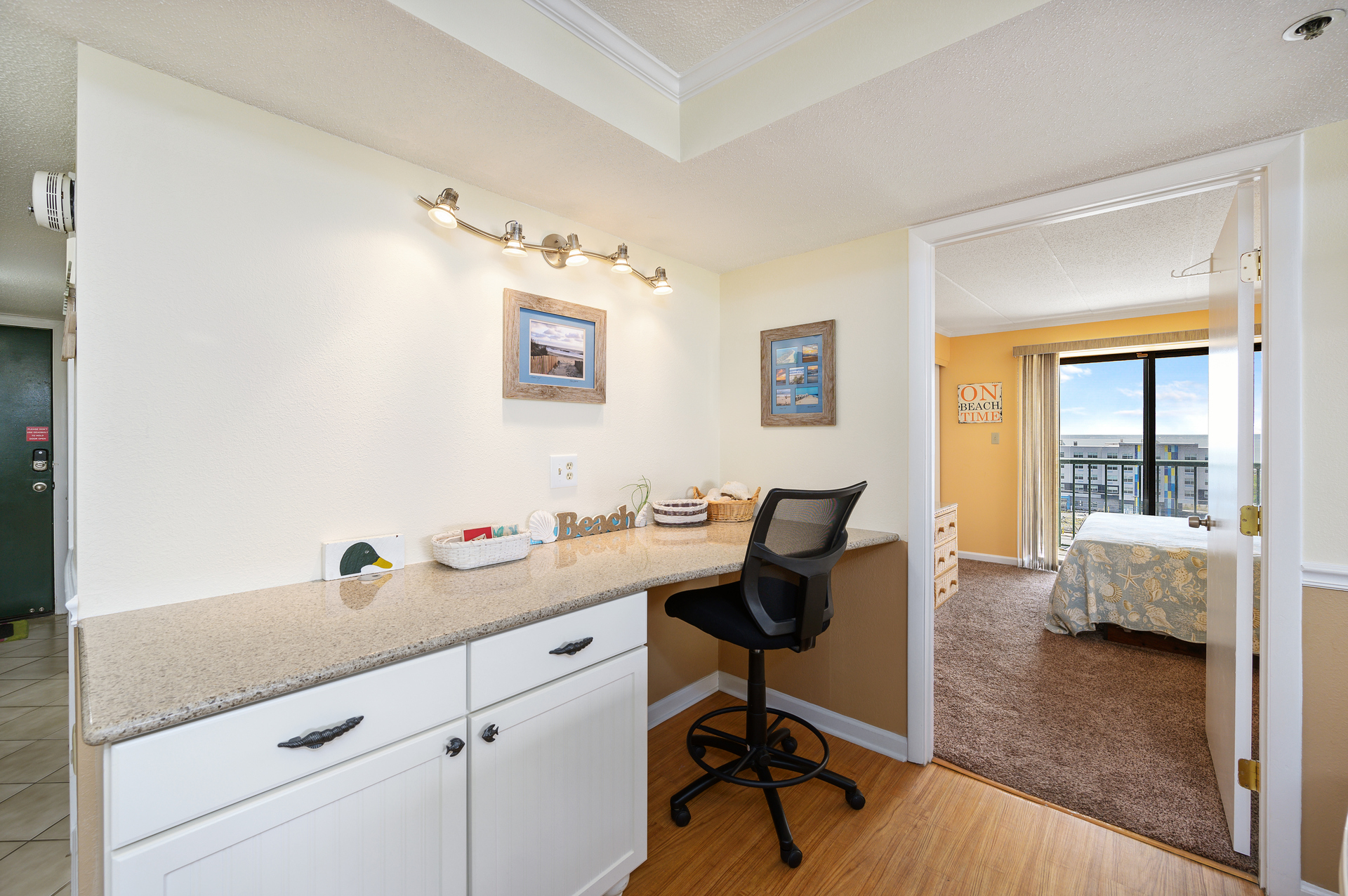 Summer Beach 608 even has a built in desk perfect for catching up on some work or checking a few emails before you head out to explore OC