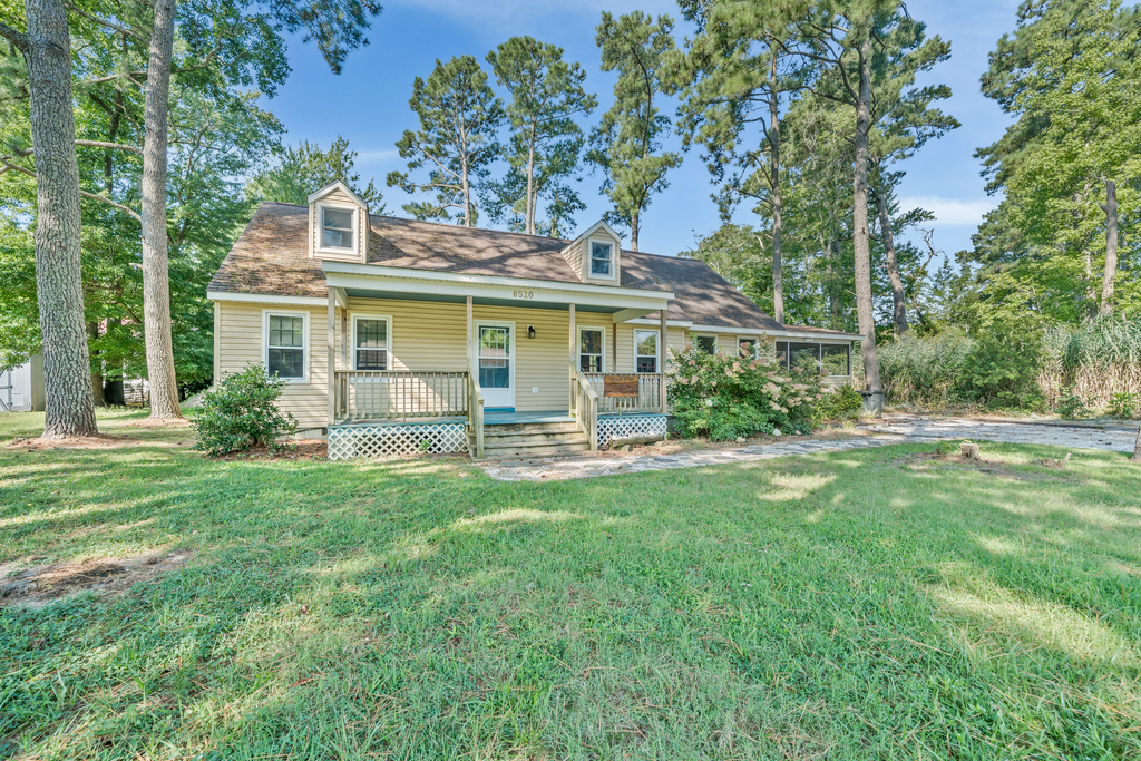 Welcome to Utter East in the very heart of Chincoteague Island!