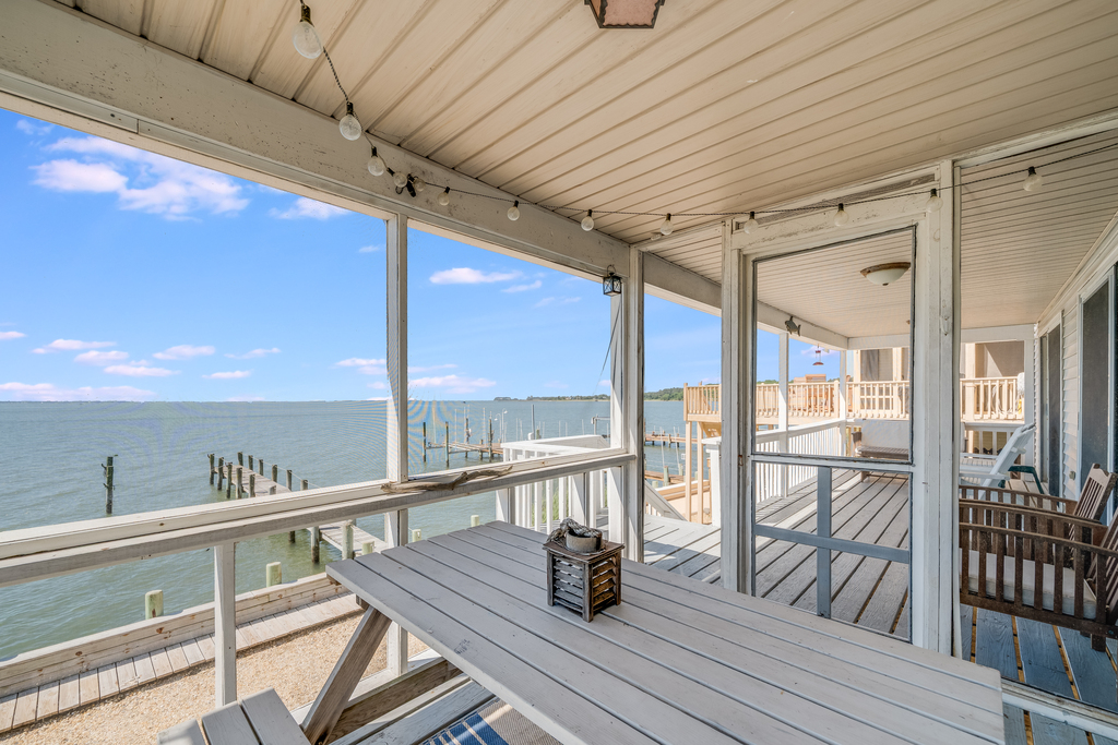 Enjoy some amazing ESVA crabs as you watch the sunset on this awesome screened porch.