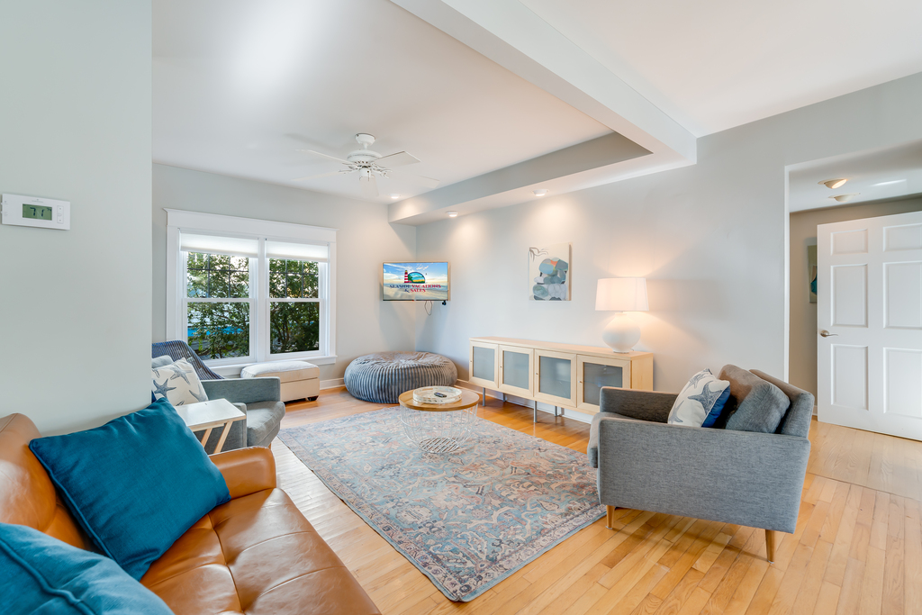 Kick back and enjoy Free WiFi and Flat Screen Smart TV.