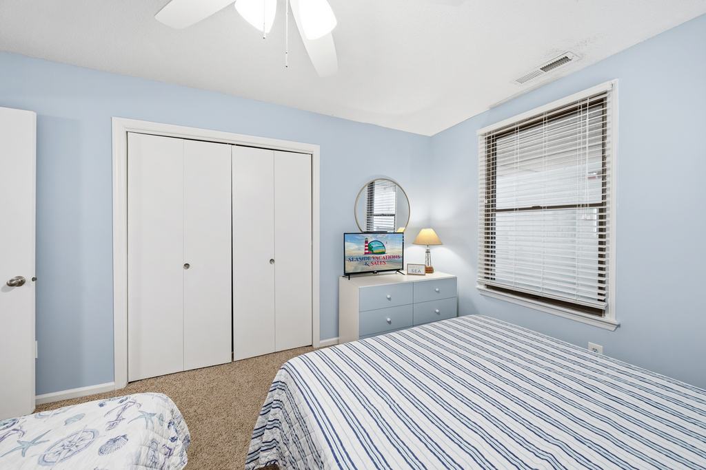 This bedroom can comfortably sleep 4.