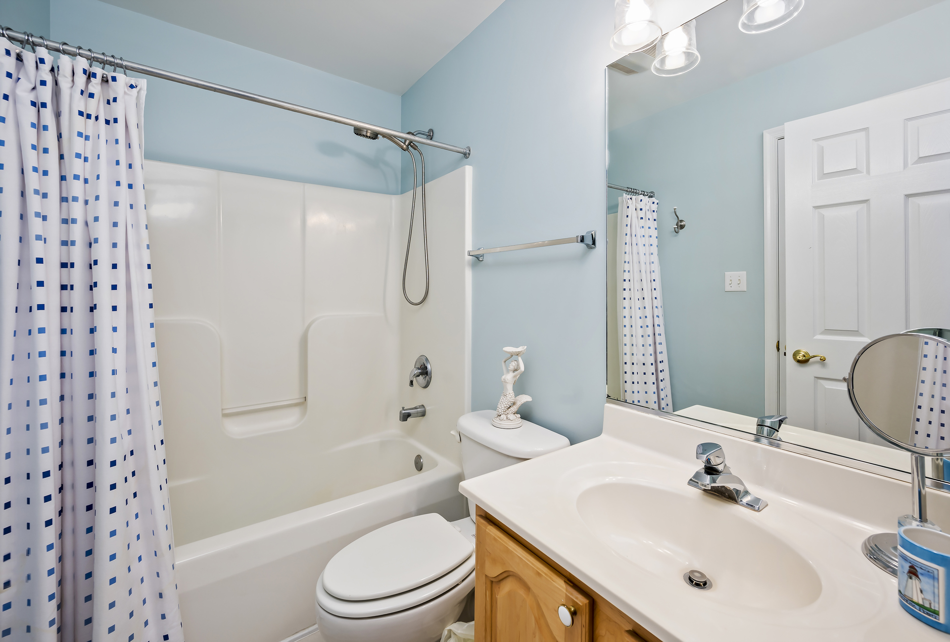 Third floor full bathroom with access from Loft or bedroom 2