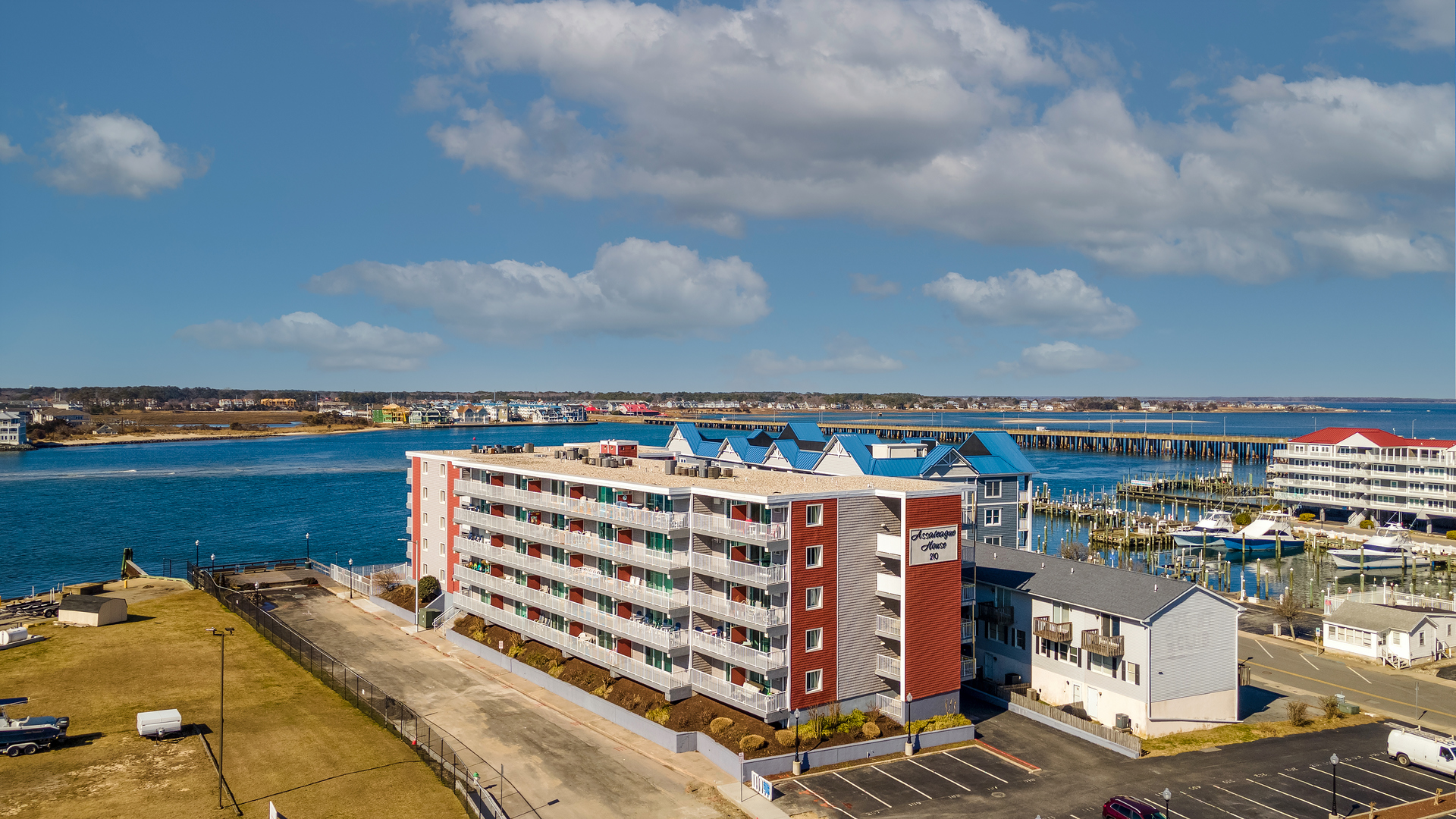 Vacation in the Heart of the Bay with Assateague House 309!