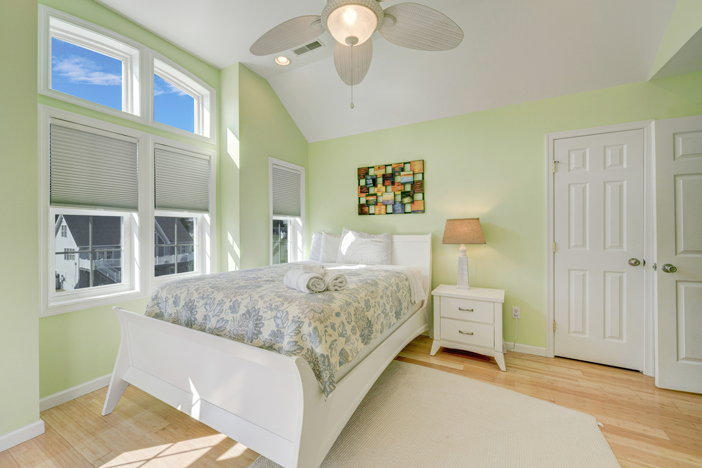 Upstairs Master Bedroom with Queen is adorned with cheerful Tropical Colors.
