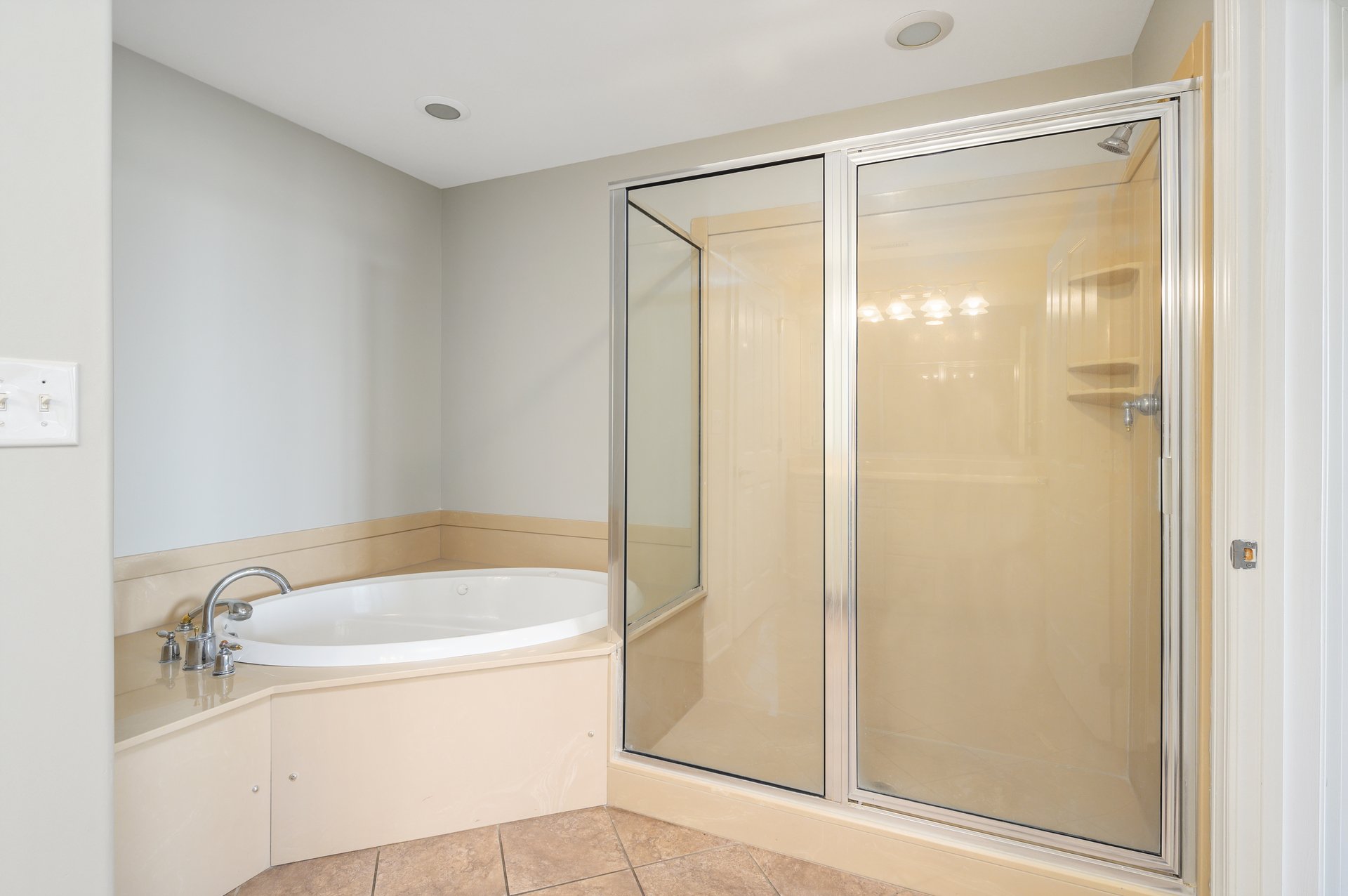 Relax in comfort in the glorious soaking tub!