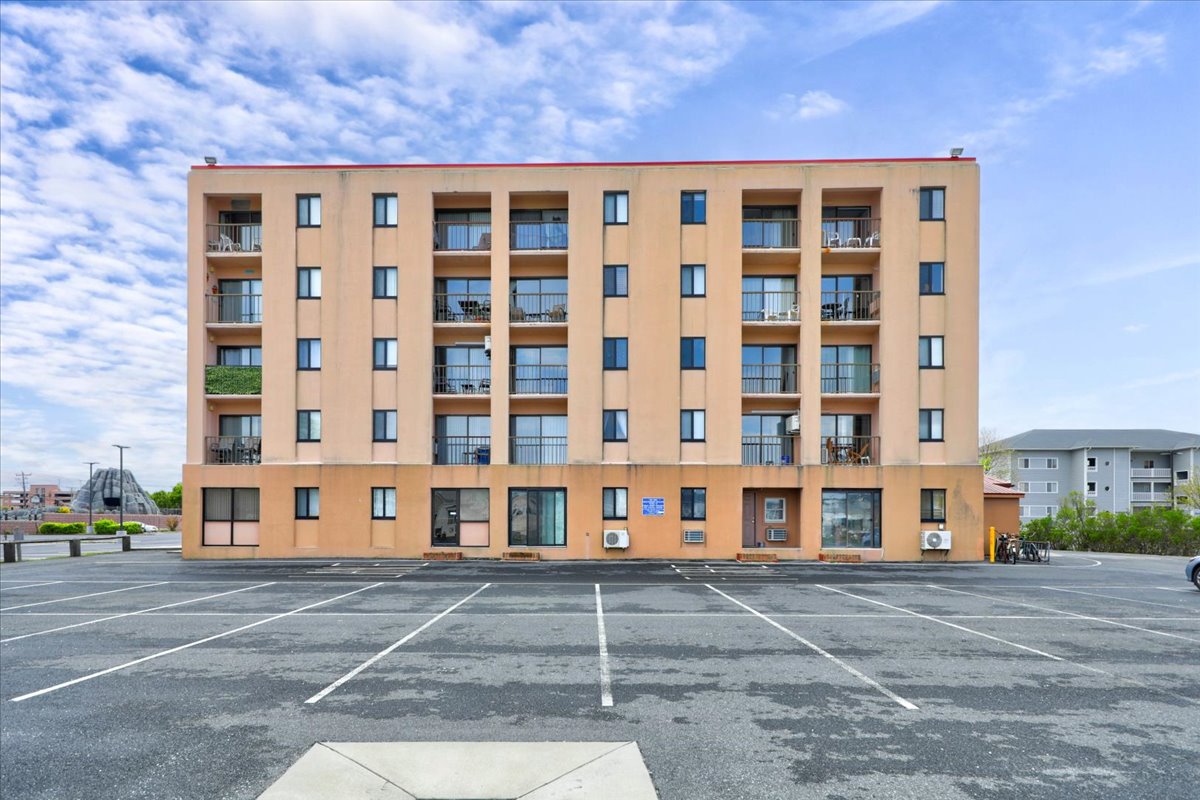 This Condo offers 1 Parking Space.