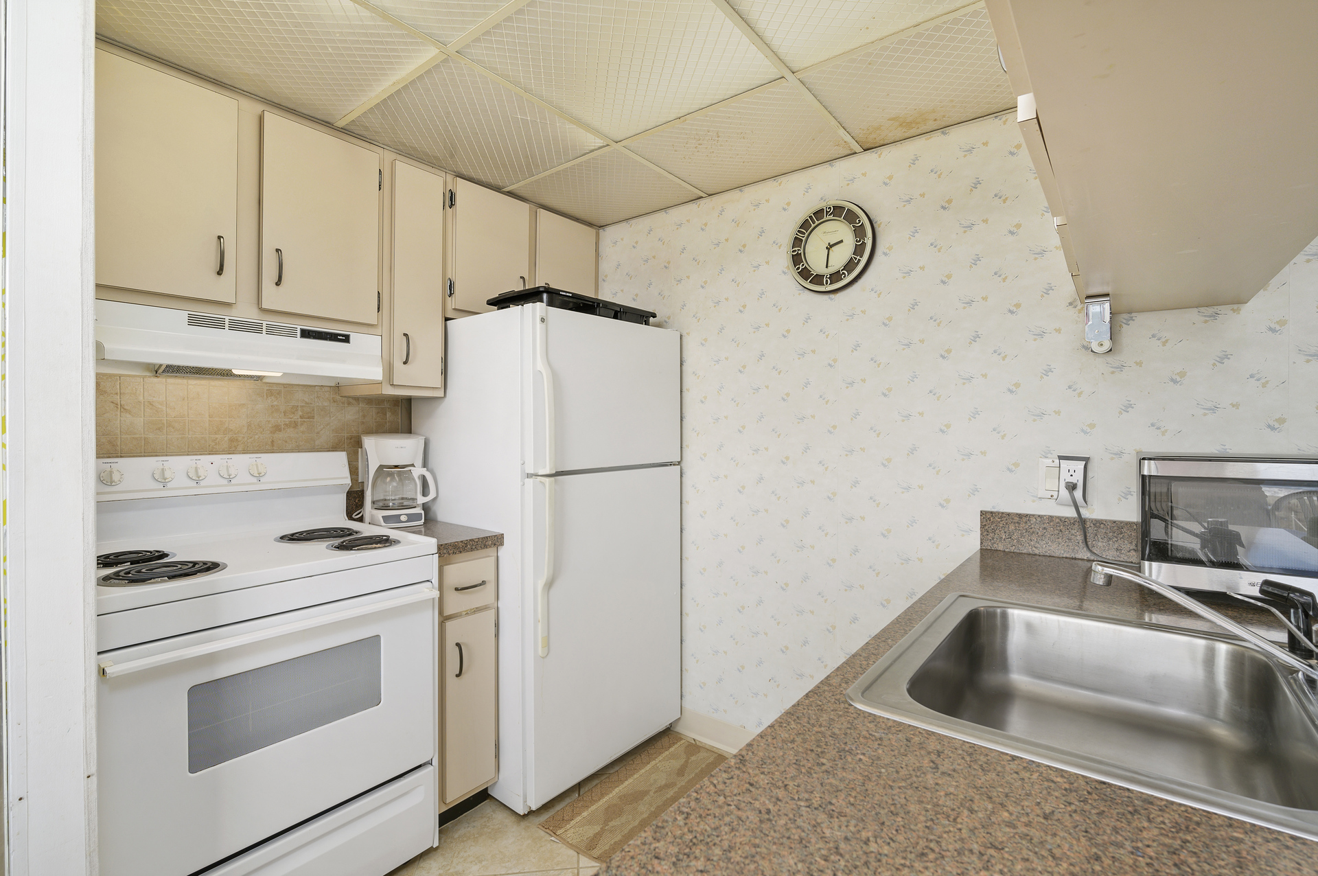 The well-equipped Kitchen will make mealtime an Ocean Breeze!