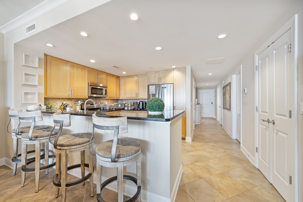 Grab a quick bite to eat before hitting the beach at this gorgeous granite breakfast bar.