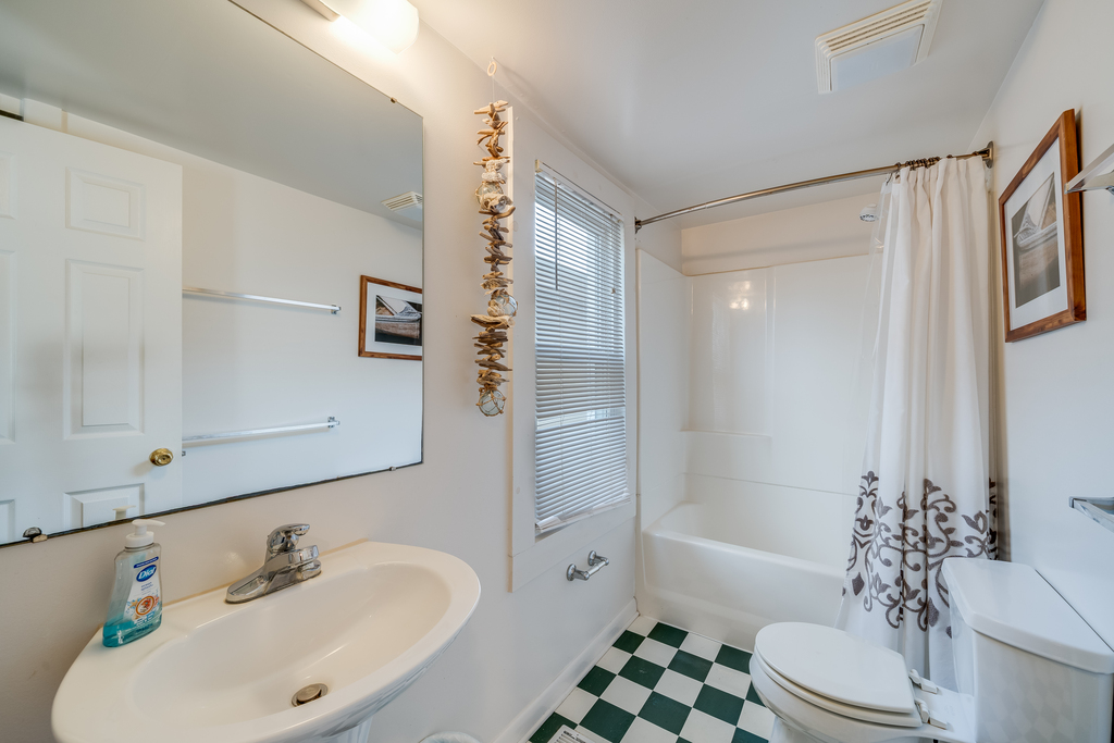 Full Bath 1 is on the 1st Floor and has a Tub/Shower Combo.