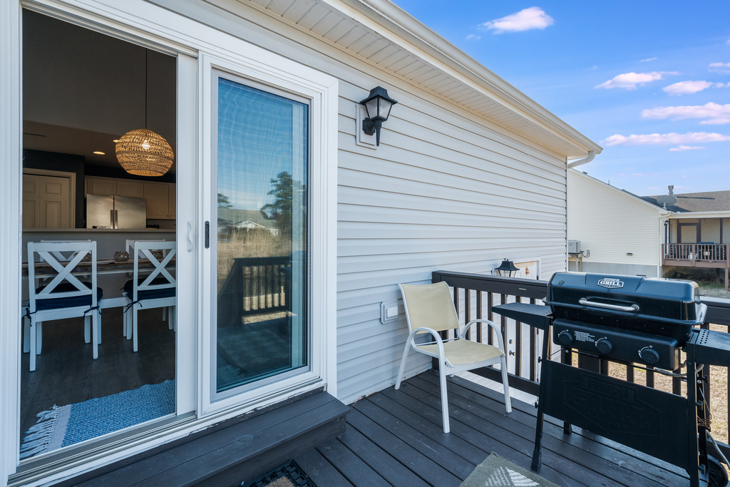 Waterfront Deck with great views of the Tidal Creek.