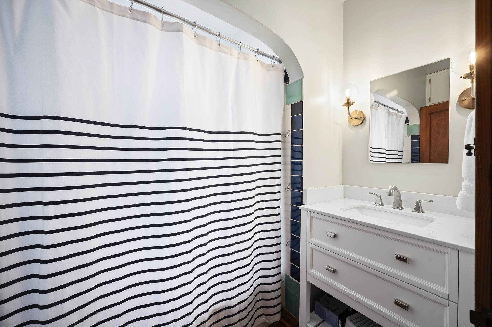 A 2nd Full Bath with Tub/Shower Combo is in the Hall.