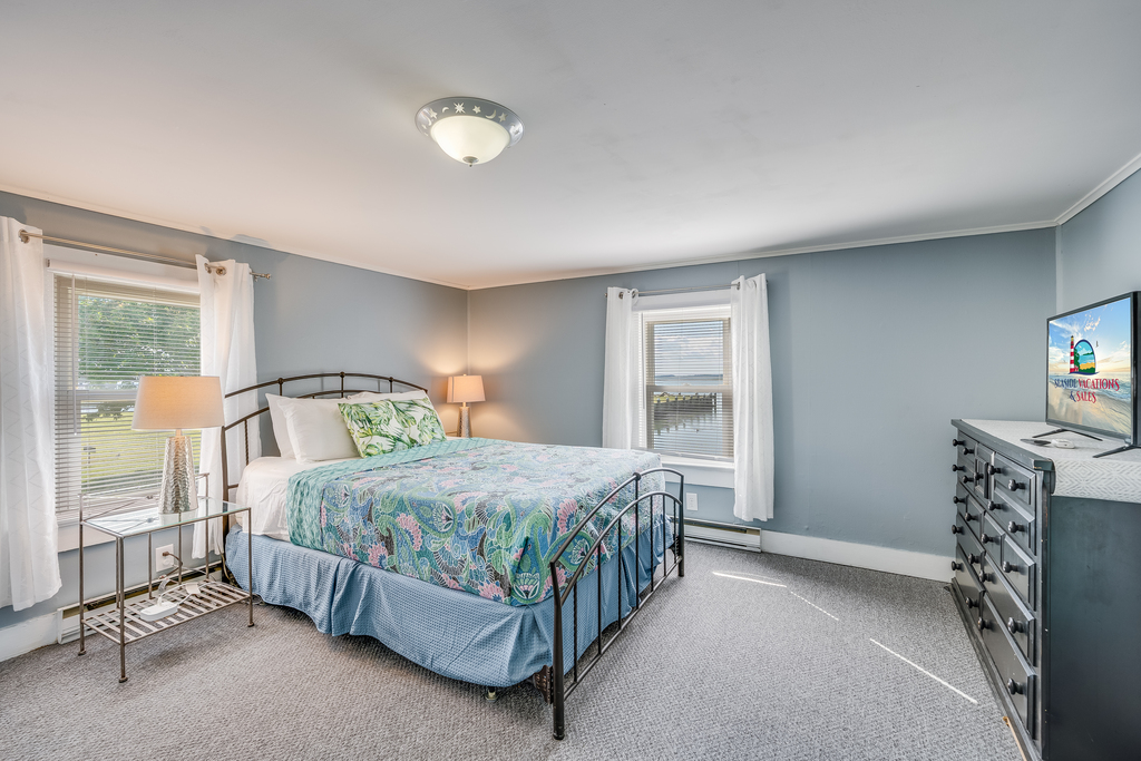 The gorgeous Master Bedroom has a Queen Bed & a shabby chic flair.