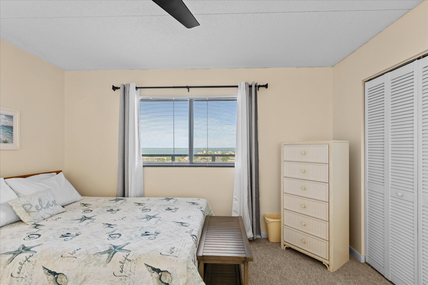 Enjoy the Natural Light from the window.