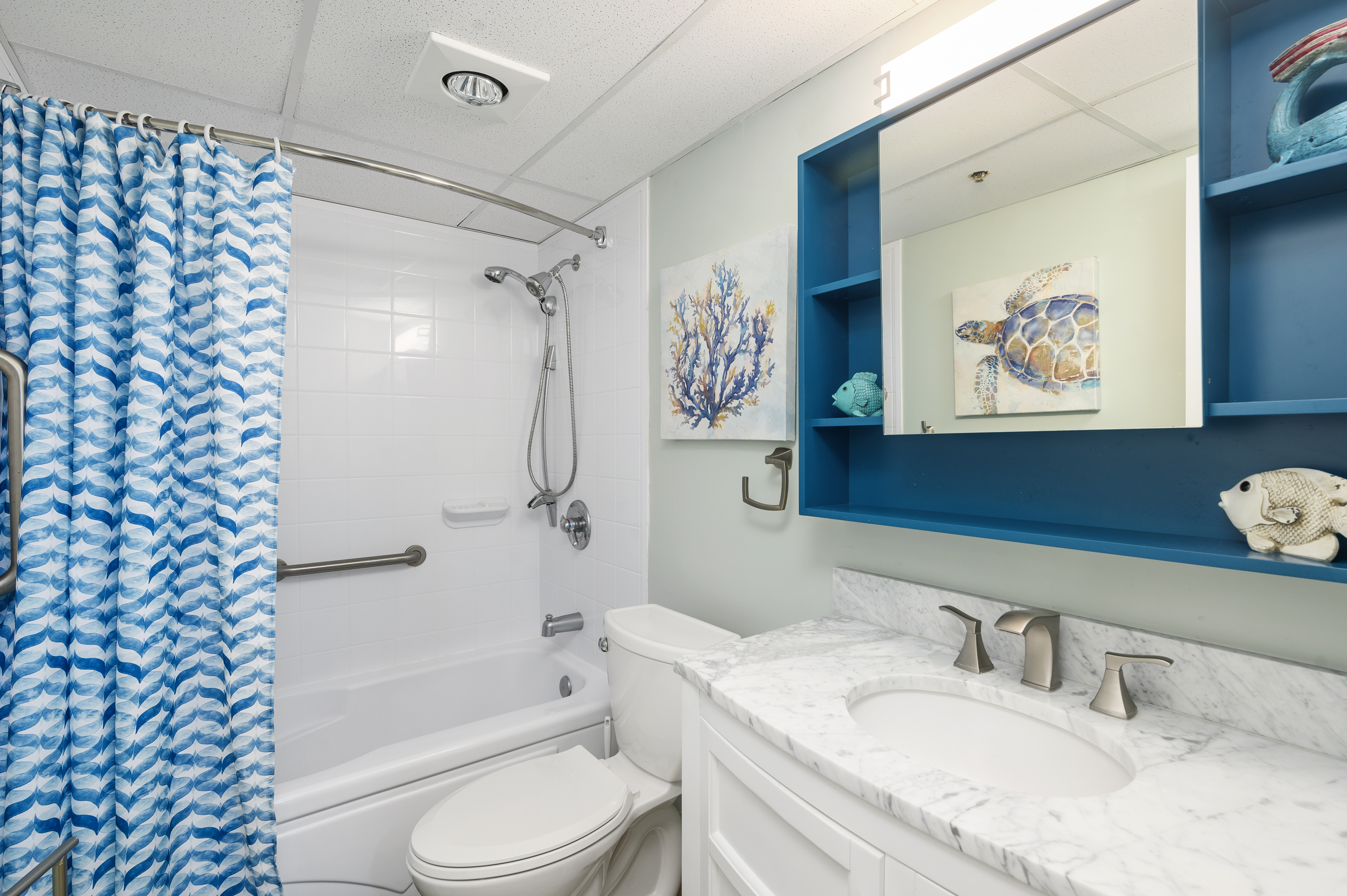 Freshening up after a day of fun in the sun won't be any problem with this second full bathrooms Shower/Tub Combo