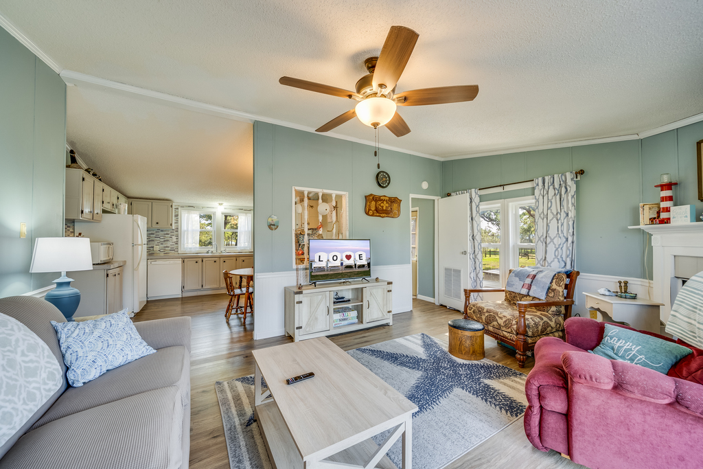 This adorable home sleeps 7 in pure comfort.