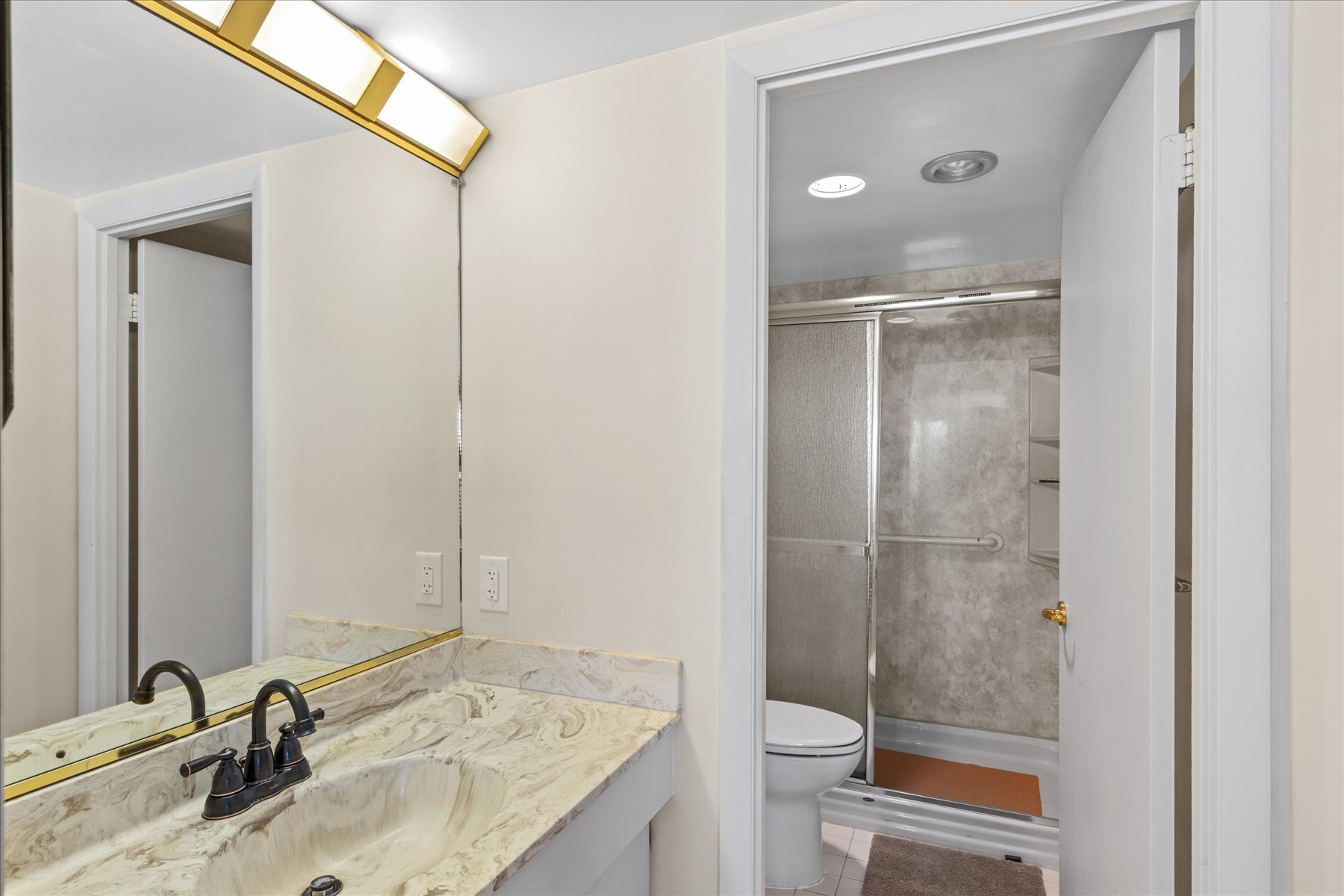 The Primary has a Full En-Suite Bath!