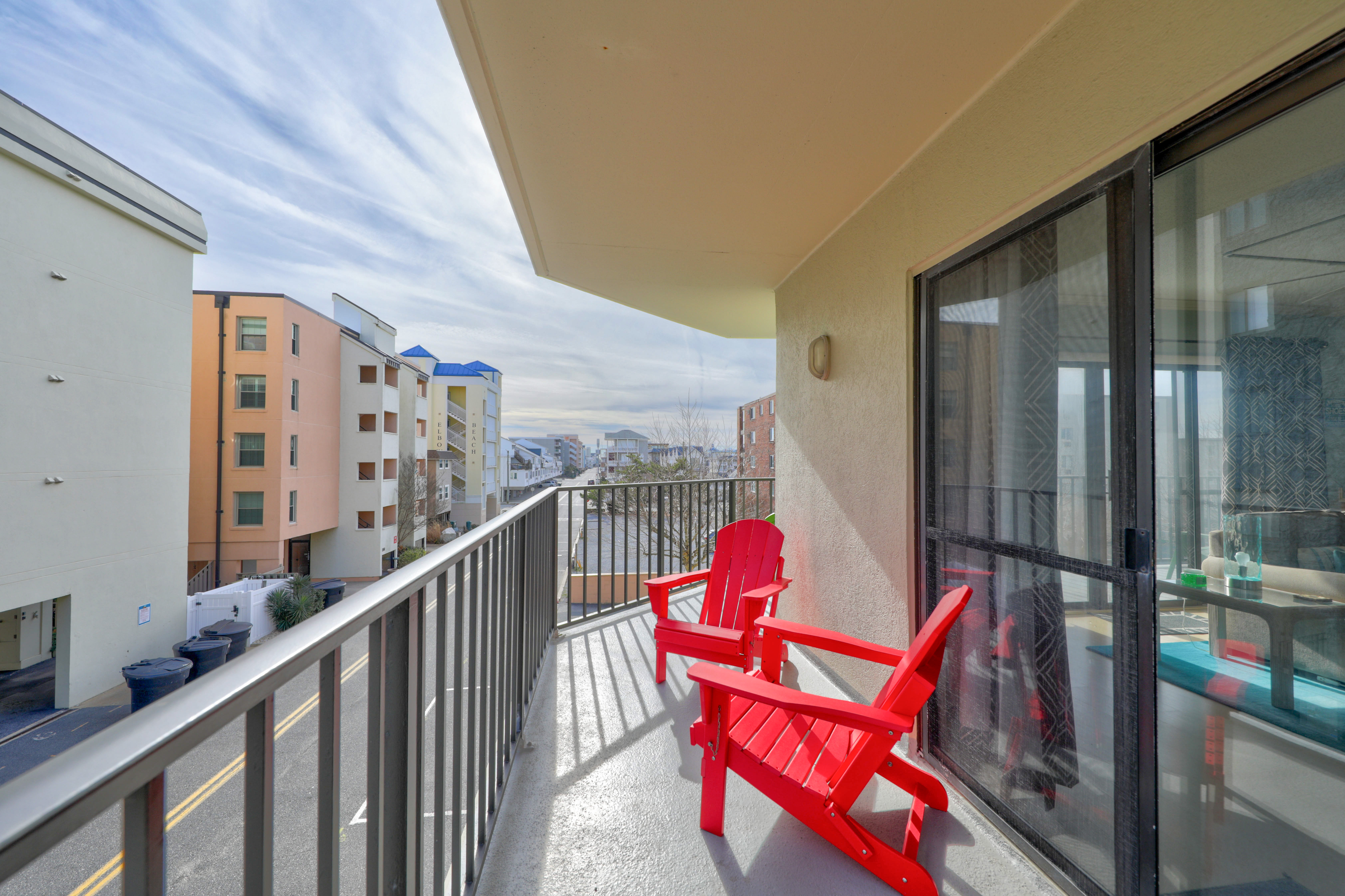 Unwind with your glass of wine at the end of the night and enjoy the most gorgeous sunrise.