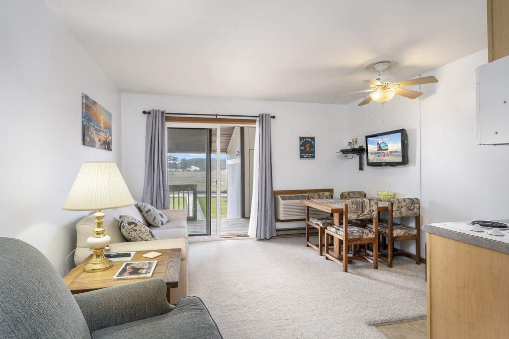 Relax and enjoy Flat Screen Cable TV and Free WiFi.