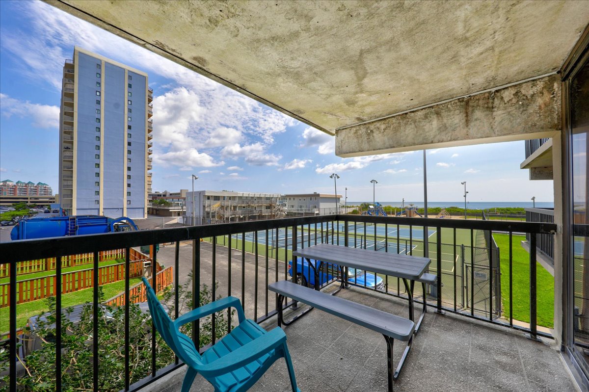 Sea Watch is conveniently located with easy access to everything!