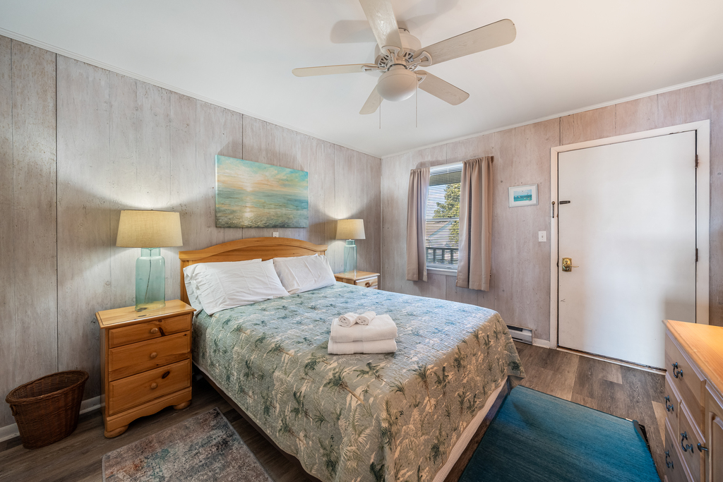 Master Bedroom features a Queen Bed