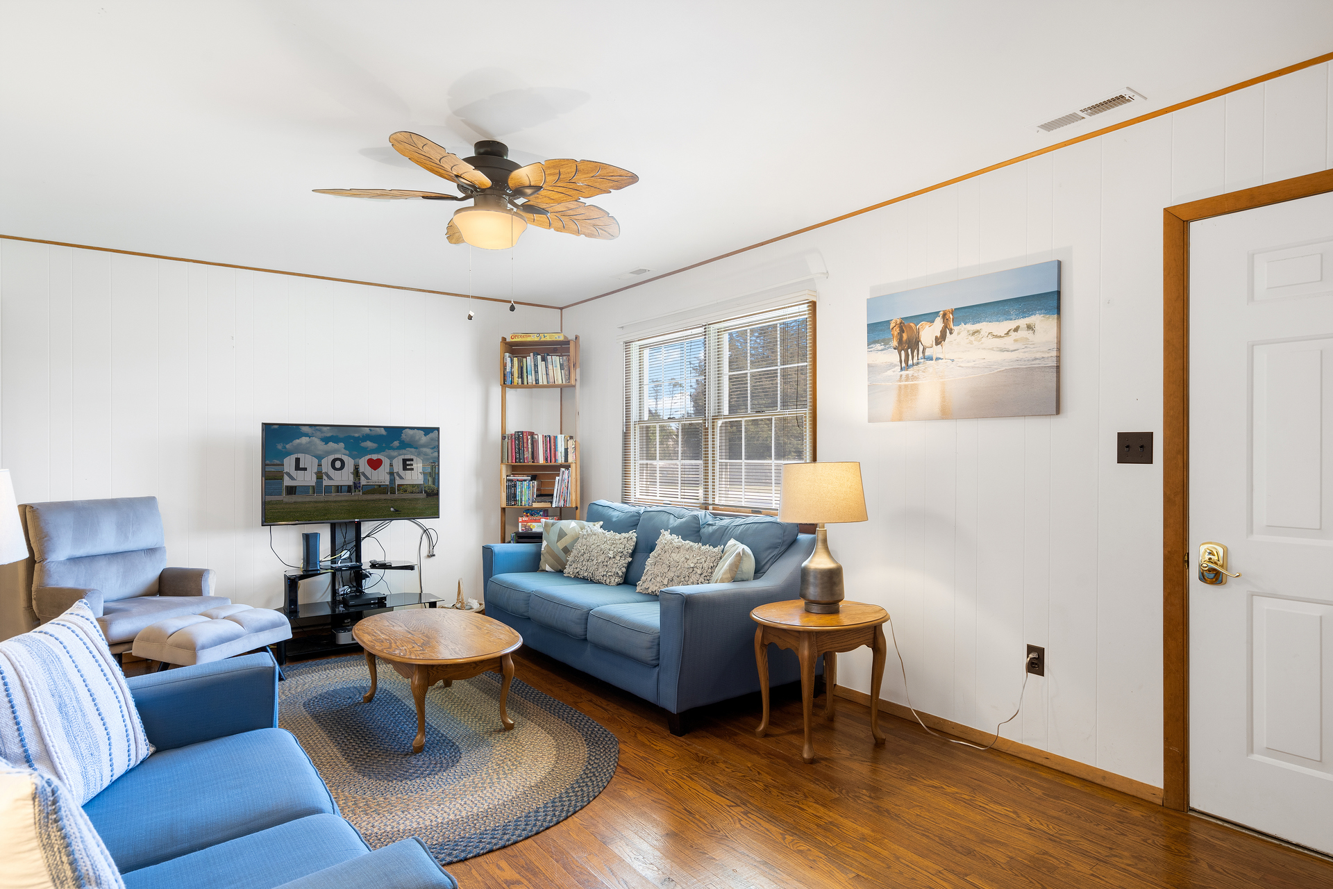 Relax and enjoy the Flat Screen Cable TV & Free WiFi.