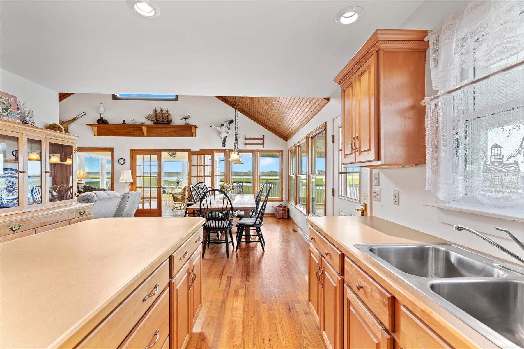 Well-Stocked Kitchen has all you need to make mealtime a bay breeze.