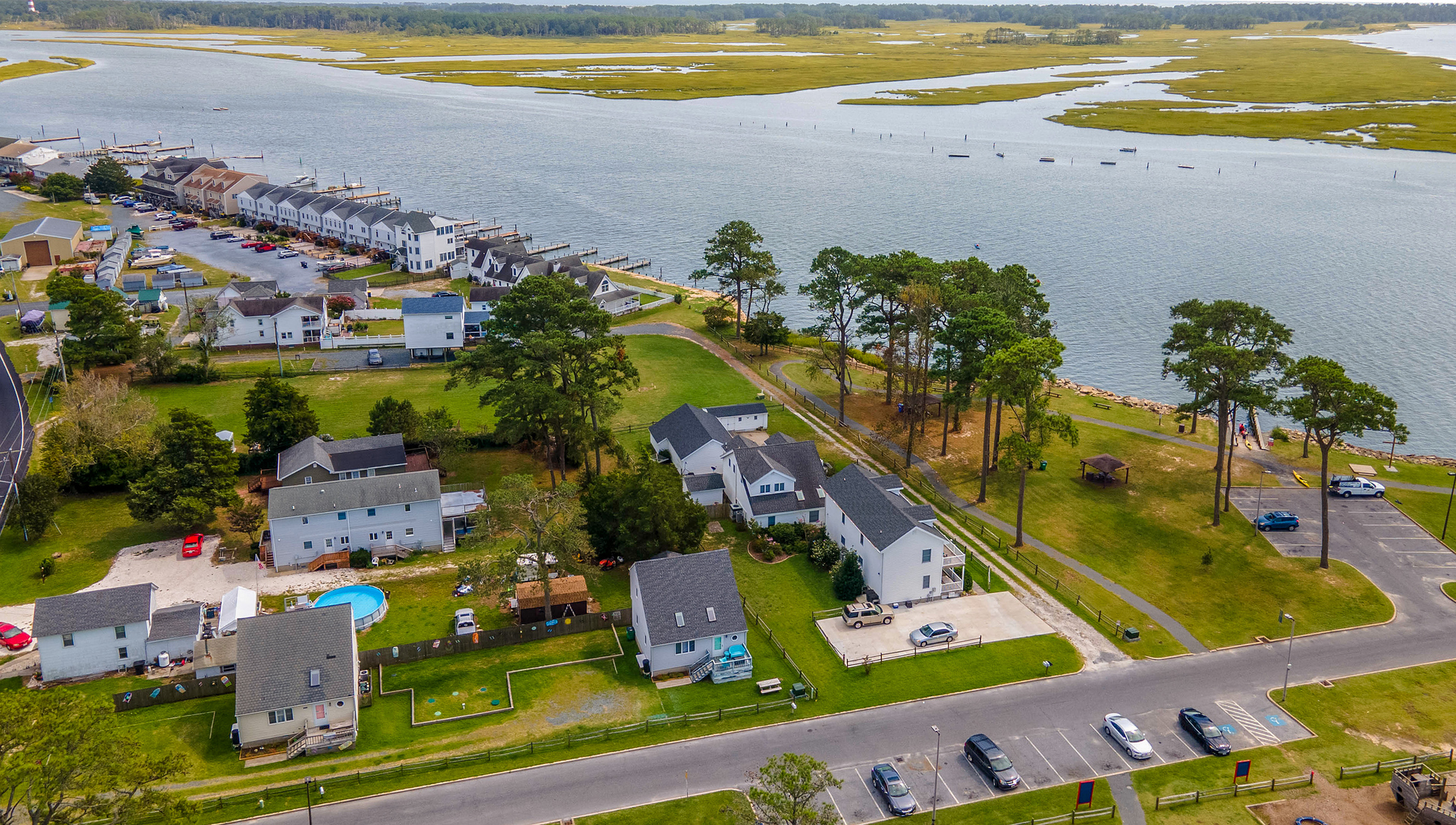Just steps away from the Assateague Channel - bring the boat!